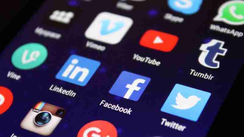 Close-up of a smartphone screen showing various social media app icons such as Facebook and Twitter., tags: im jahr - pexel