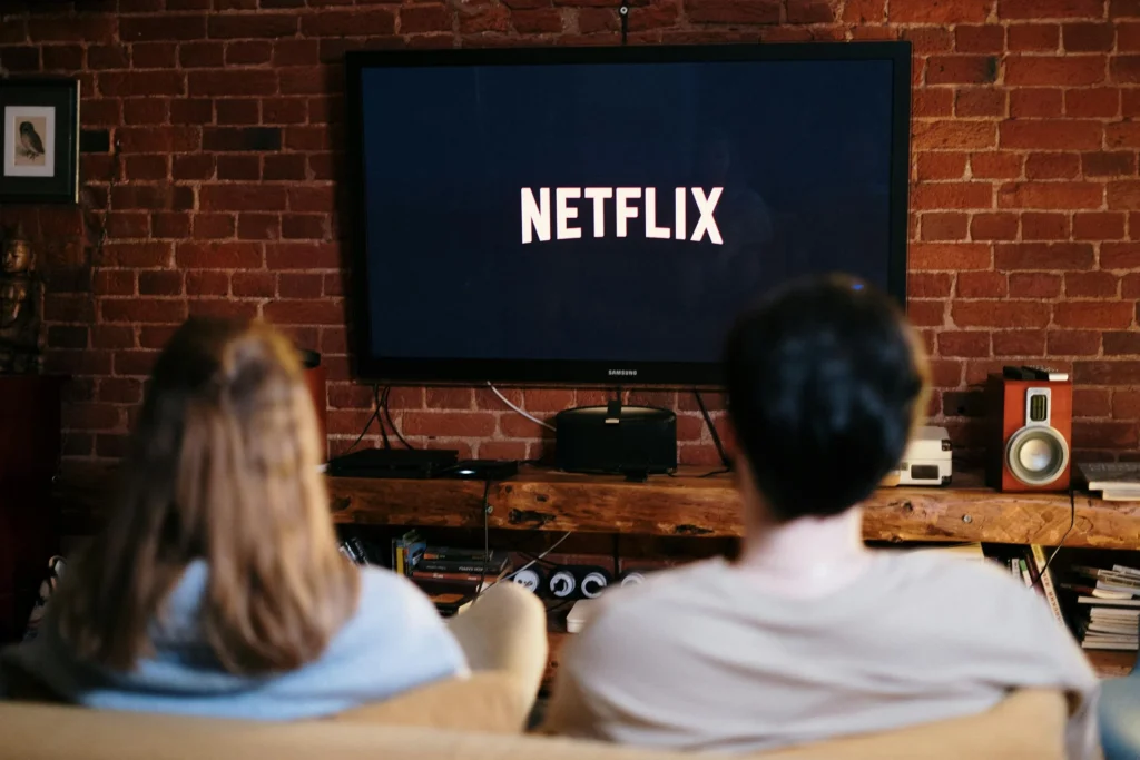 Streaming Meets Wagering: Why Live Dealer Games Feel Like Netflix with a Bet
